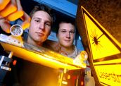 Aufbau eines Experimentier- und Vorführlasers (Stickstofflaser)