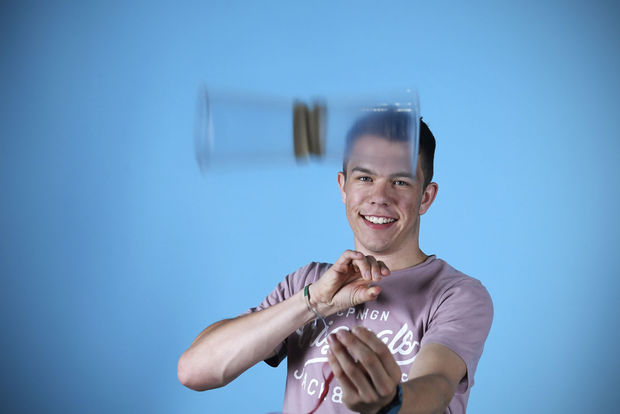 Physikalische Untersuchungen eines Doppelbechers