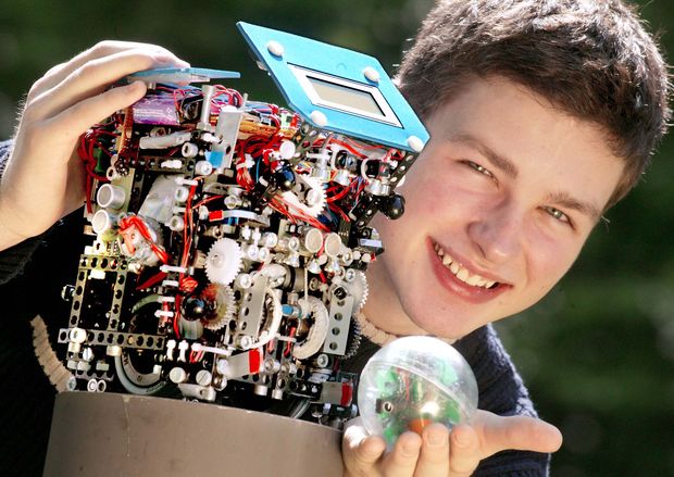 Bau und Konstruktion eines autonomen Fußballroboters