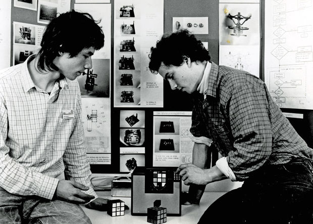 Die Würfelmaschine, ein Roboter, der den Zauberwürfel (Rubik's Cube) aus jeder Stellung vollkommen selbständig in die Ausgangslage zurückbringt